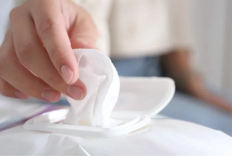 How to Use Wet Wipes for Your Face – Tips and Tricks